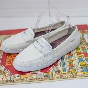 like new COLE HAAN boat shoes